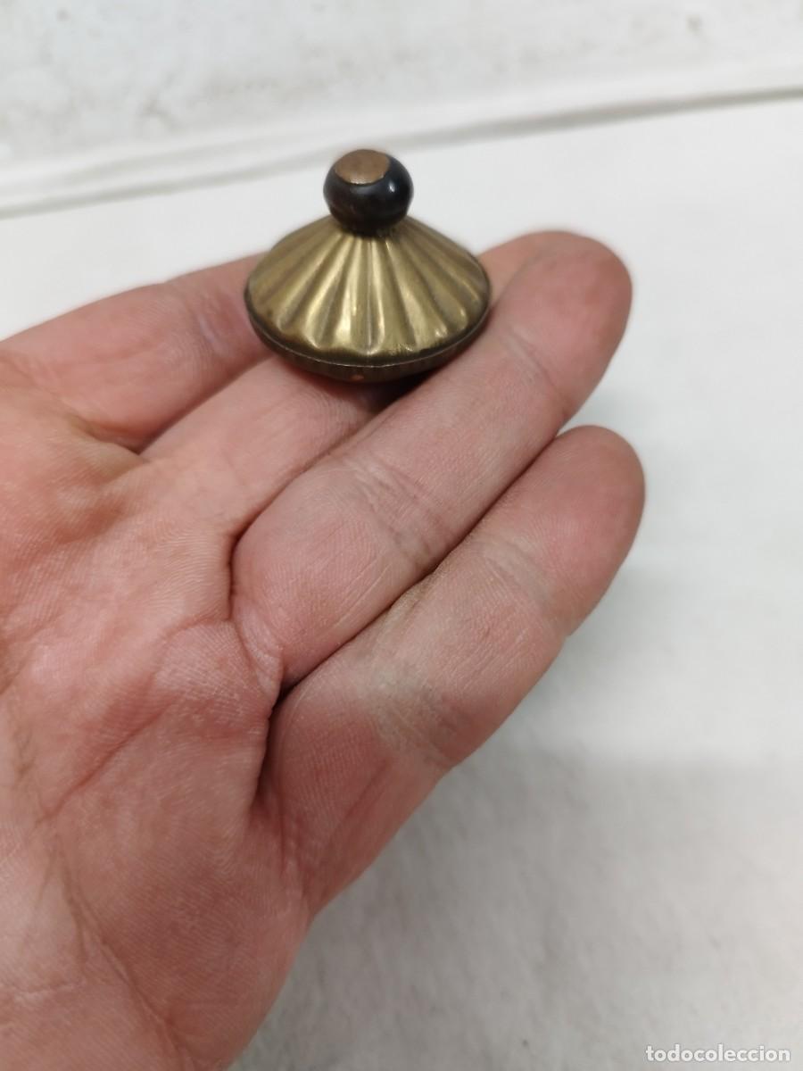 Bo&icirc;tes et petites bo&icirc;tes m&eacute;talliques: Antigua tapa metalica, de principios siglo. xx.