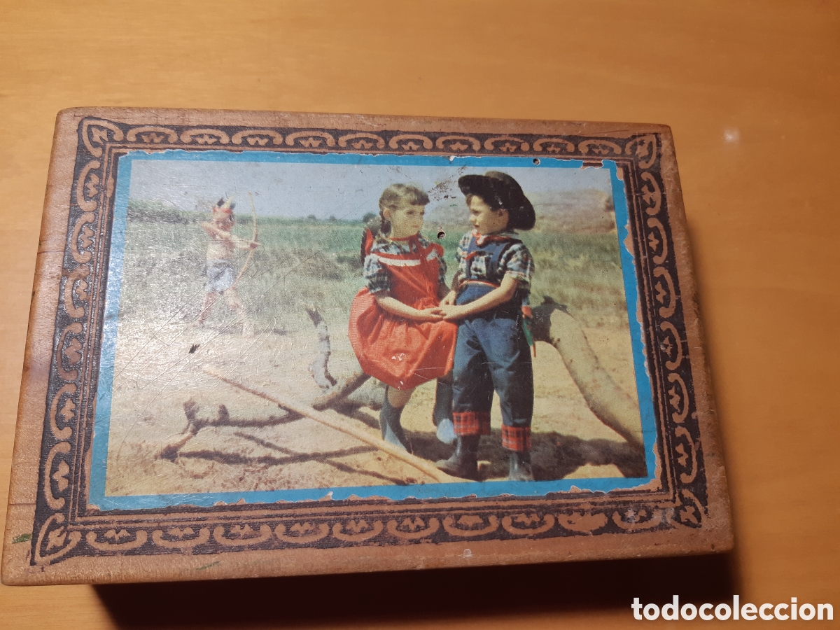 Bo&icirc;tes et petites bo&icirc;tes m&eacute;talliques: Caja de madera antigua