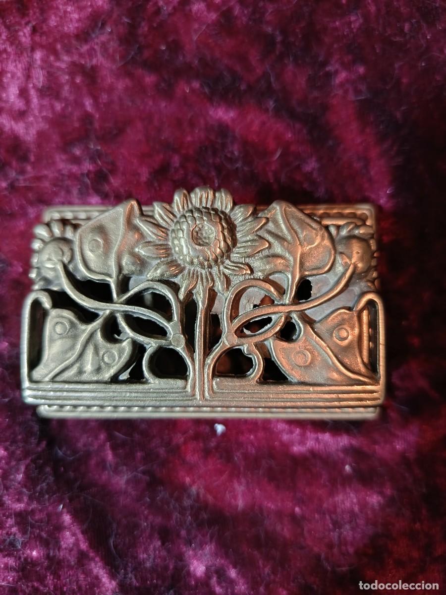 Blechdosen und Kisten: Caja antigua de bronce modernista para guardar sellos.A&ntilde;os 10-20