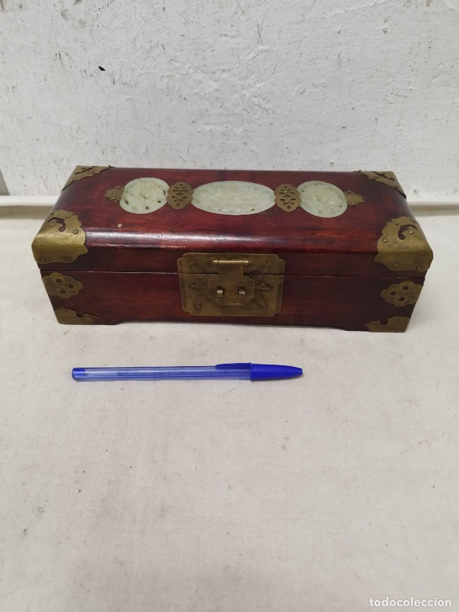Blechdosen und Kisten: Antigua caja de madera, de la china a restaurar. Con decoraci&oacute;nes en metal y a identificar.