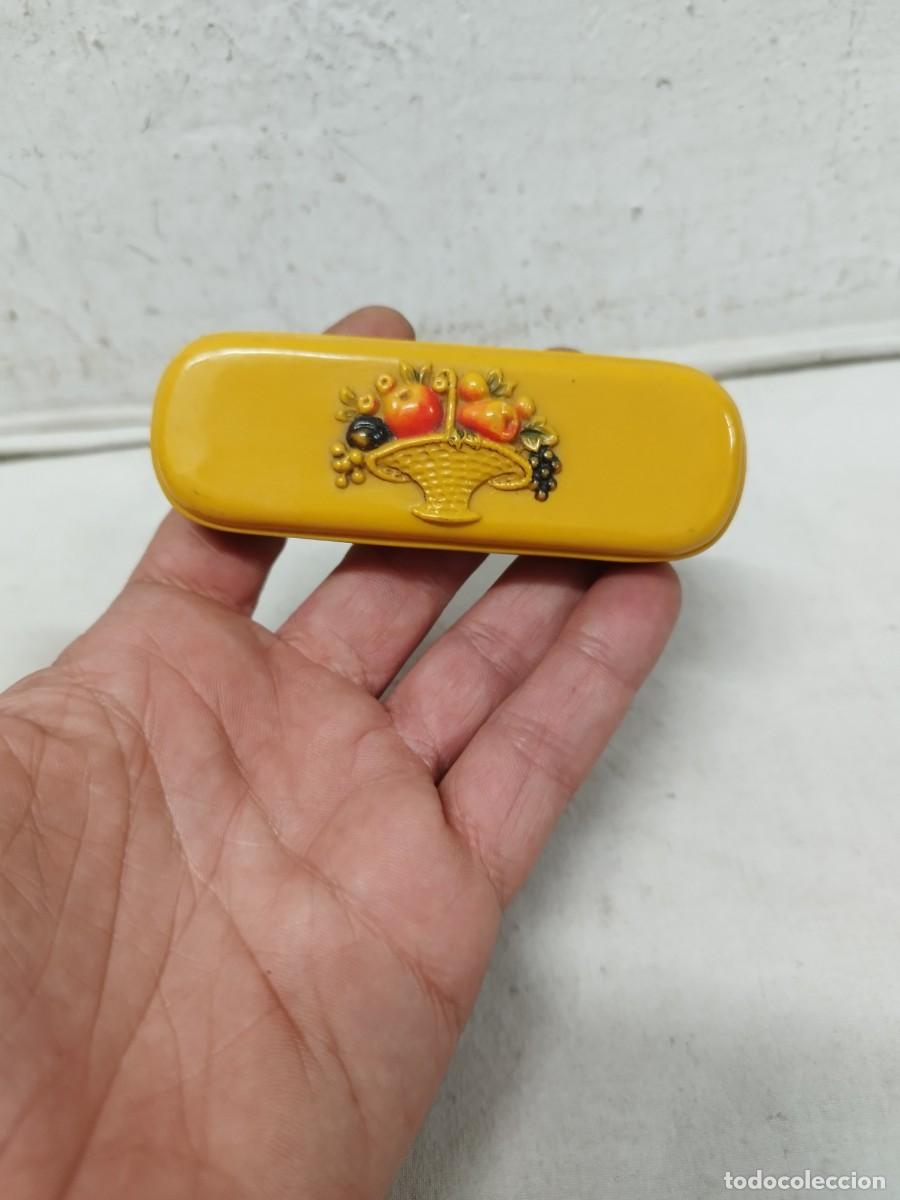 Cajas y cajitas met&aacute;licas: Antigua cajita de celuloide o pl&aacute;stico. Con relieve de un frutero en la tapa, tapadera.