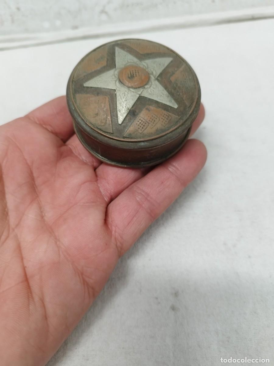 Cajas y cajitas met&aacute;licas: Antigua cajita de laton, con estrella en tapa. Etnica.