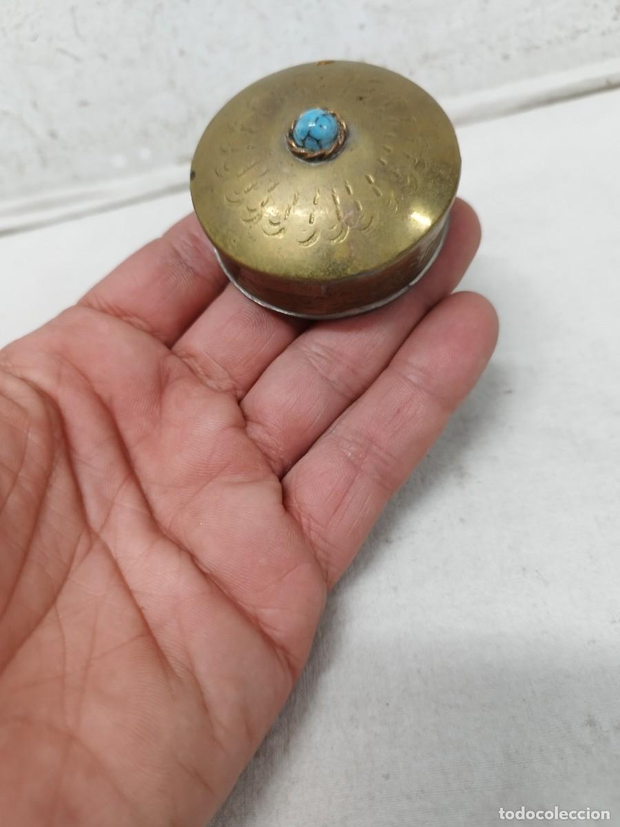 Cajas y cajitas met&aacute;licas: Antigua caja, cajita de laton, con piedra en tapadera a identificar. India?