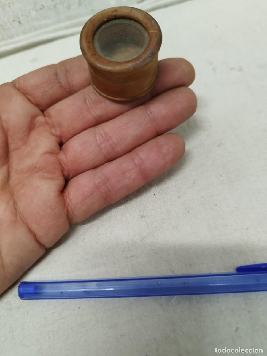 Cajas y cajitas met&aacute;licas: Antigua peque&ntilde;a caja de madera, con tapadera, tapa transparente.