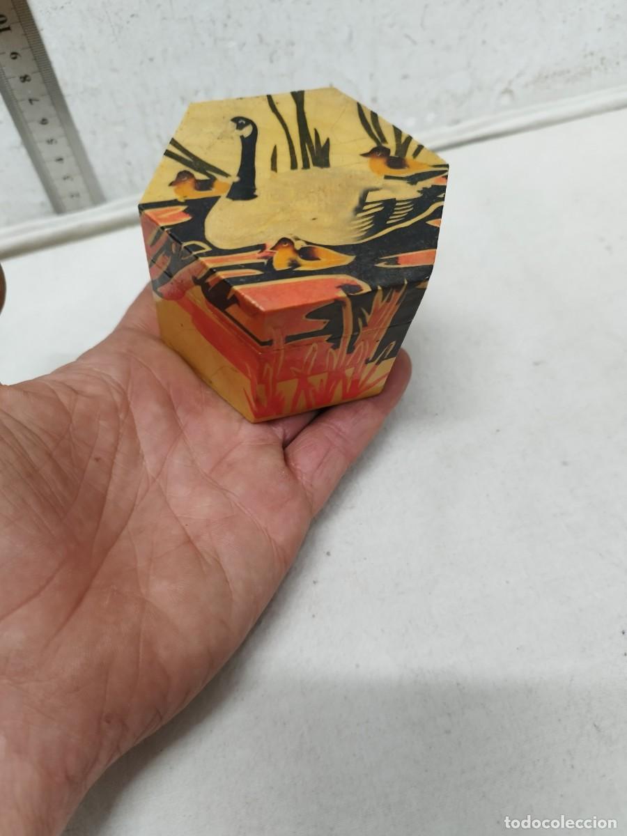 Cajas y cajitas met&aacute;licas: Antigua caja de madera, china con patos en estanque.
