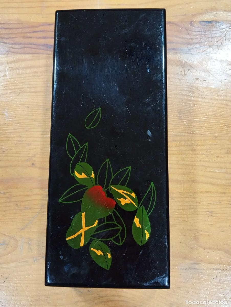 Cajas y cajitas met&aacute;licas: CAJA DE MADERA CALADA COLOR NEGRO CON DETALLES (HOJAS) DE COLOR VERDE.