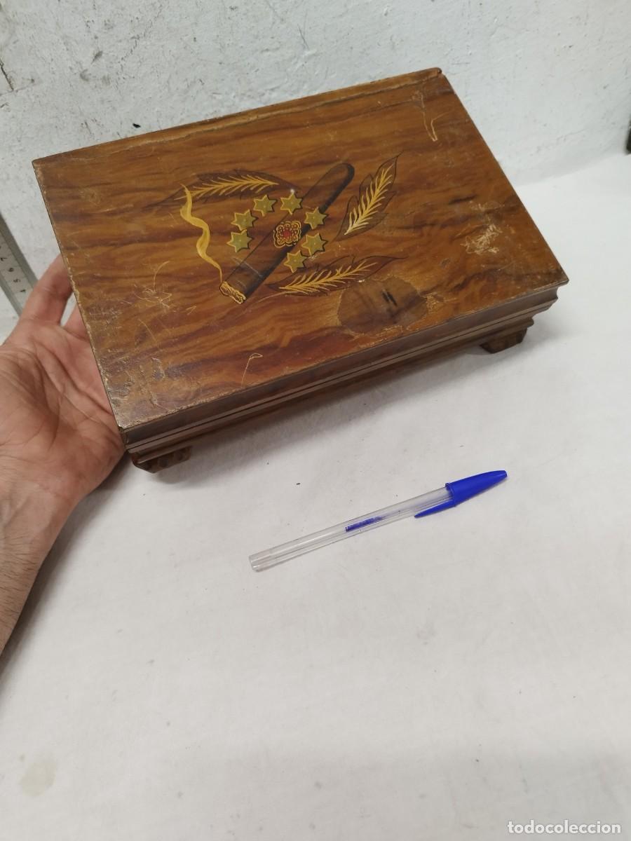 Cajas y cajitas met&aacute;licas: Antigua caja tabaquera, de madera. Para puros, tabaco. Dibujo de un puro y plumas, en la tapadera.