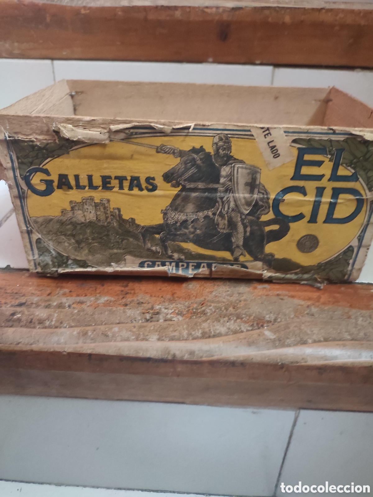 Bo&icirc;tes et petites bo&icirc;tes m&eacute;talliques: Caja galletas el cid campeador Barcelona madera etiqueta