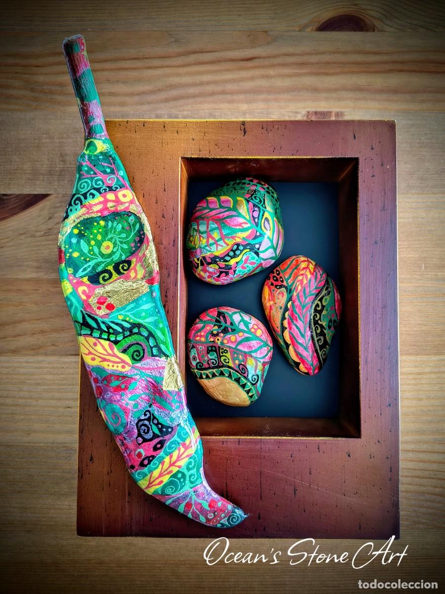 Cajas y cajitas met&aacute;licas: Caja con sus piedras y vaina de flamboyant pintadas a mano