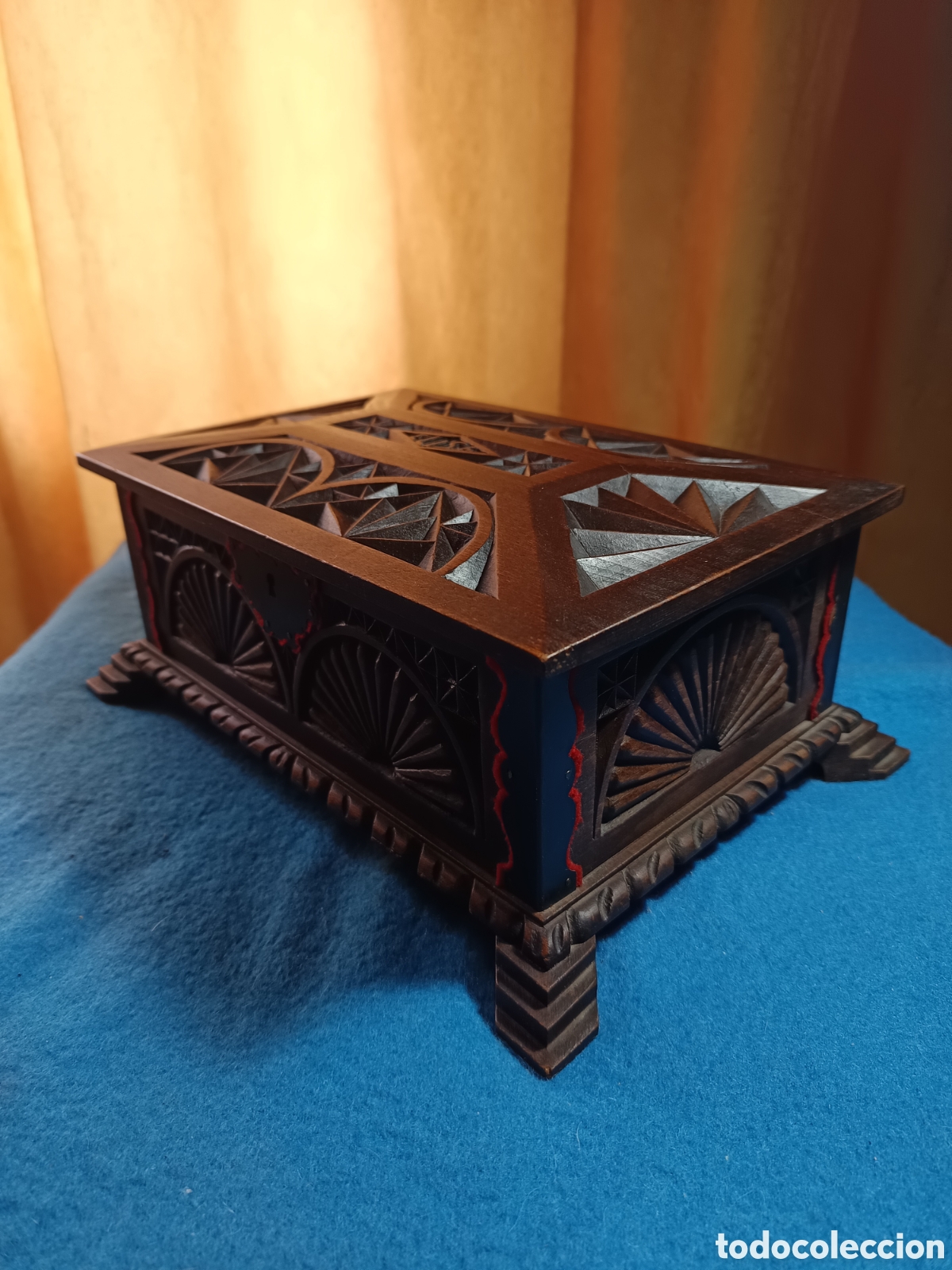 Cajas y cajitas met&aacute;licas: Caja de madera maciza tallada con formas geometricas forrada y con espejo