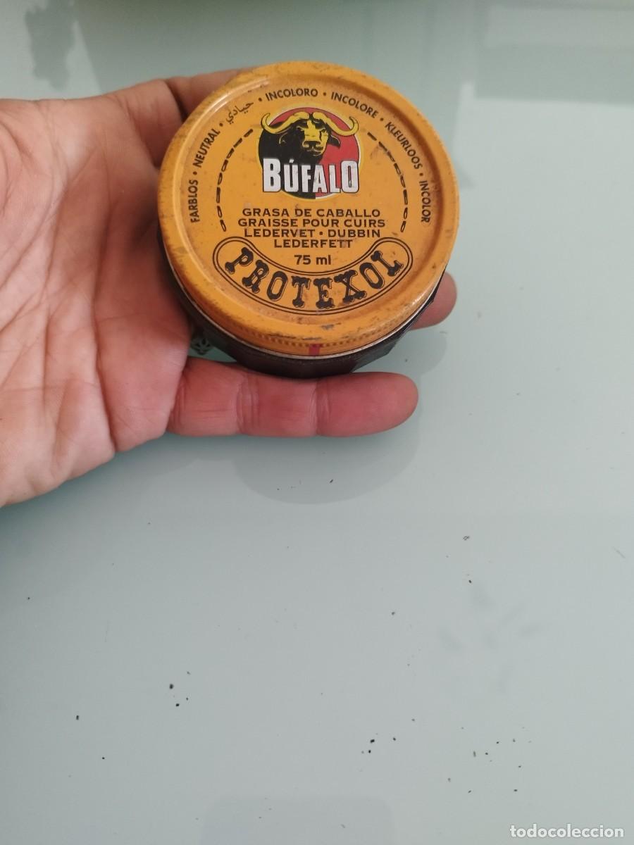 Bo&icirc;tes et petites bo&icirc;tes m&eacute;talliques: Antigua caja de metal y pl&aacute;stico, de grasa de caballo.Buffalo protexol.