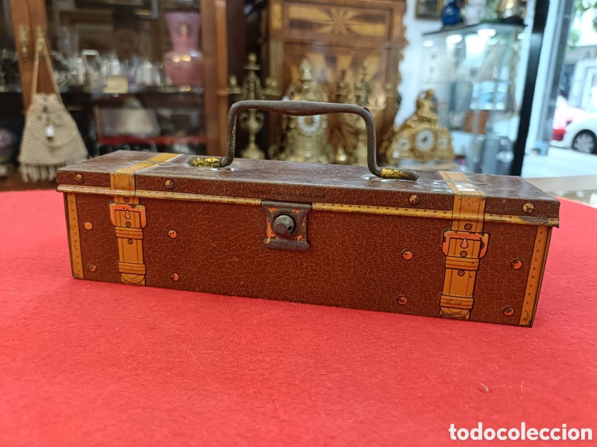 Blechdosen und Kisten: CAJA DE HOJALATA LITOGRAFIADA TIPO MALETA CON PUBLICIDAD TINTORE Y OLLER BARCELONA .A&Ntilde;OS 20. MEDIDAS