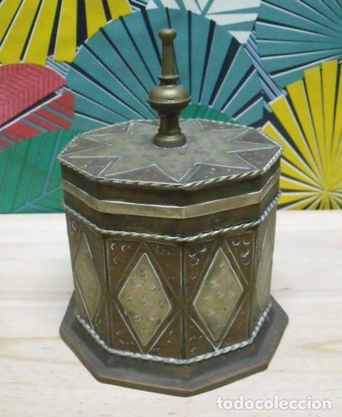 Blechdosen und Kisten: Antigua Caja Metal Repujado