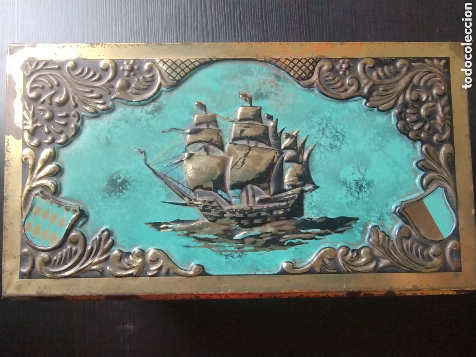 Boxes and metal boxes: Caja de cigarros Bering galle&oacute;n chest
