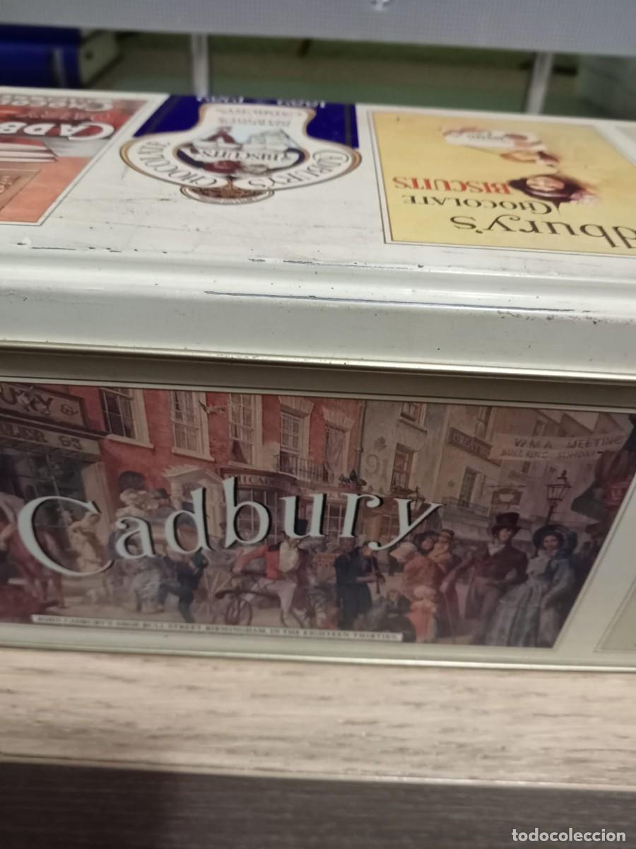 Bo&icirc;tes et petites bo&icirc;tes m&eacute;talliques: Antigua caja de chocolate. Lata metalica cadbury.