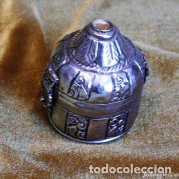 Caixas e caixinhas met&aacute;licas: Caja met&aacute;lica, interior terciopelo violeta.