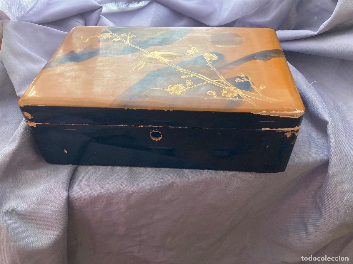 Casse e cassette metalliche: Antigua caja de madera lacada con p&aacute;jaros y flores en relieve pintados a mano