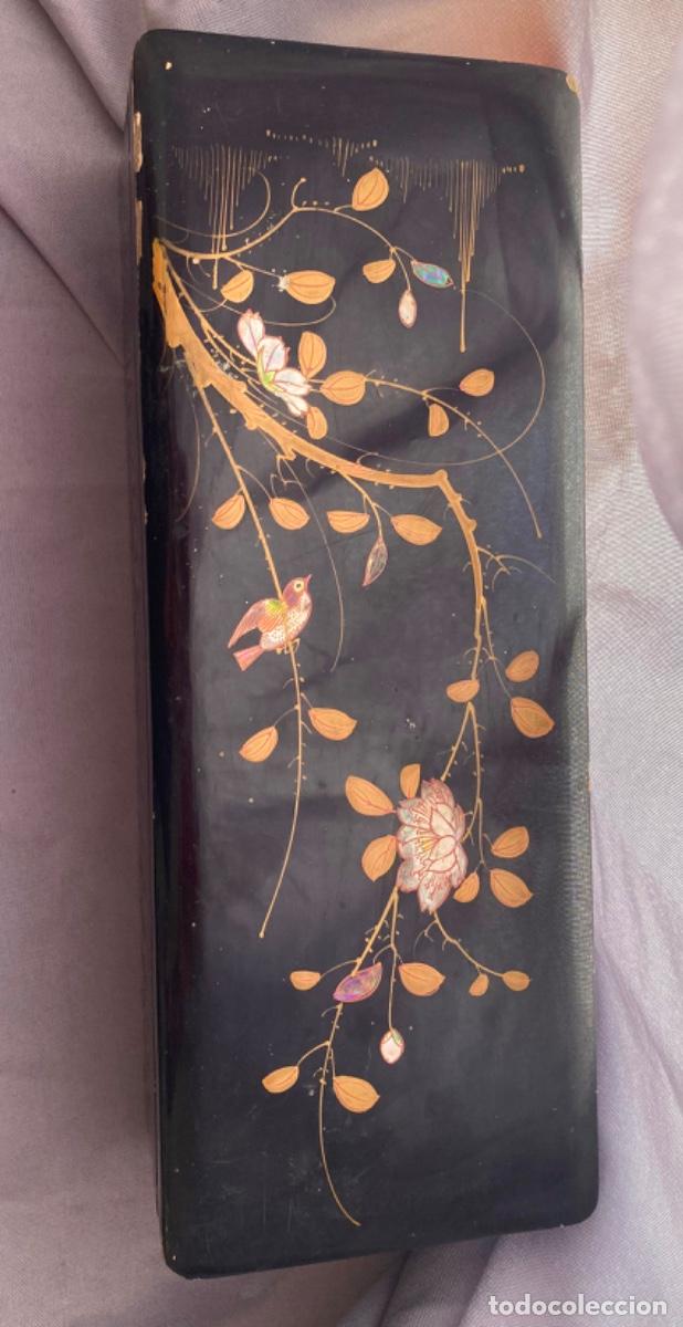 Casse e cassette metalliche: Caja antigua de madera lacada con ave y flores en relieve, pintadas a mano.