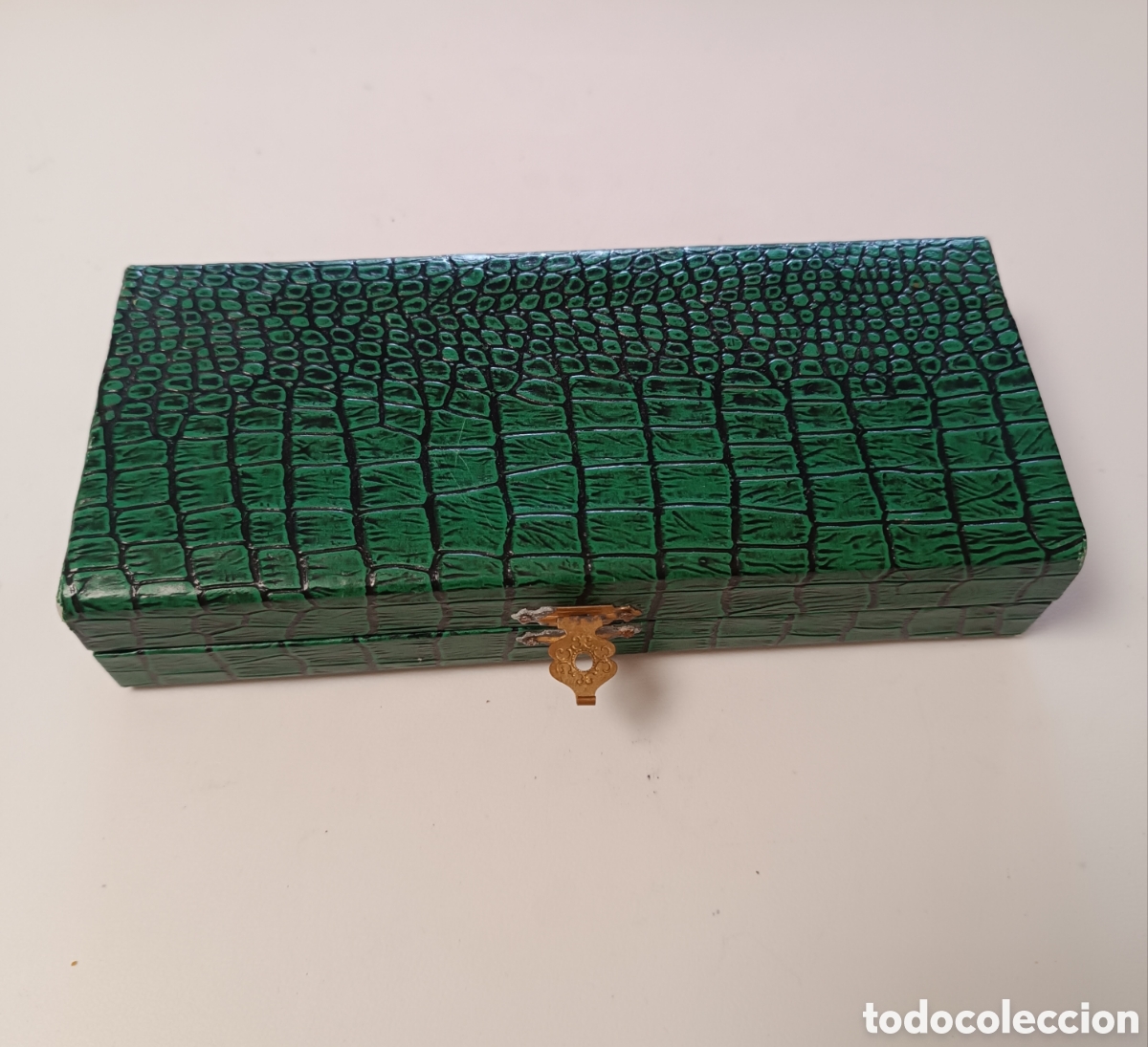 Bo&icirc;tes et petites bo&icirc;tes m&eacute;talliques: CAJA ESTUCHE imitaci&oacute;n cocodrilo, en cart&oacute;n verde.