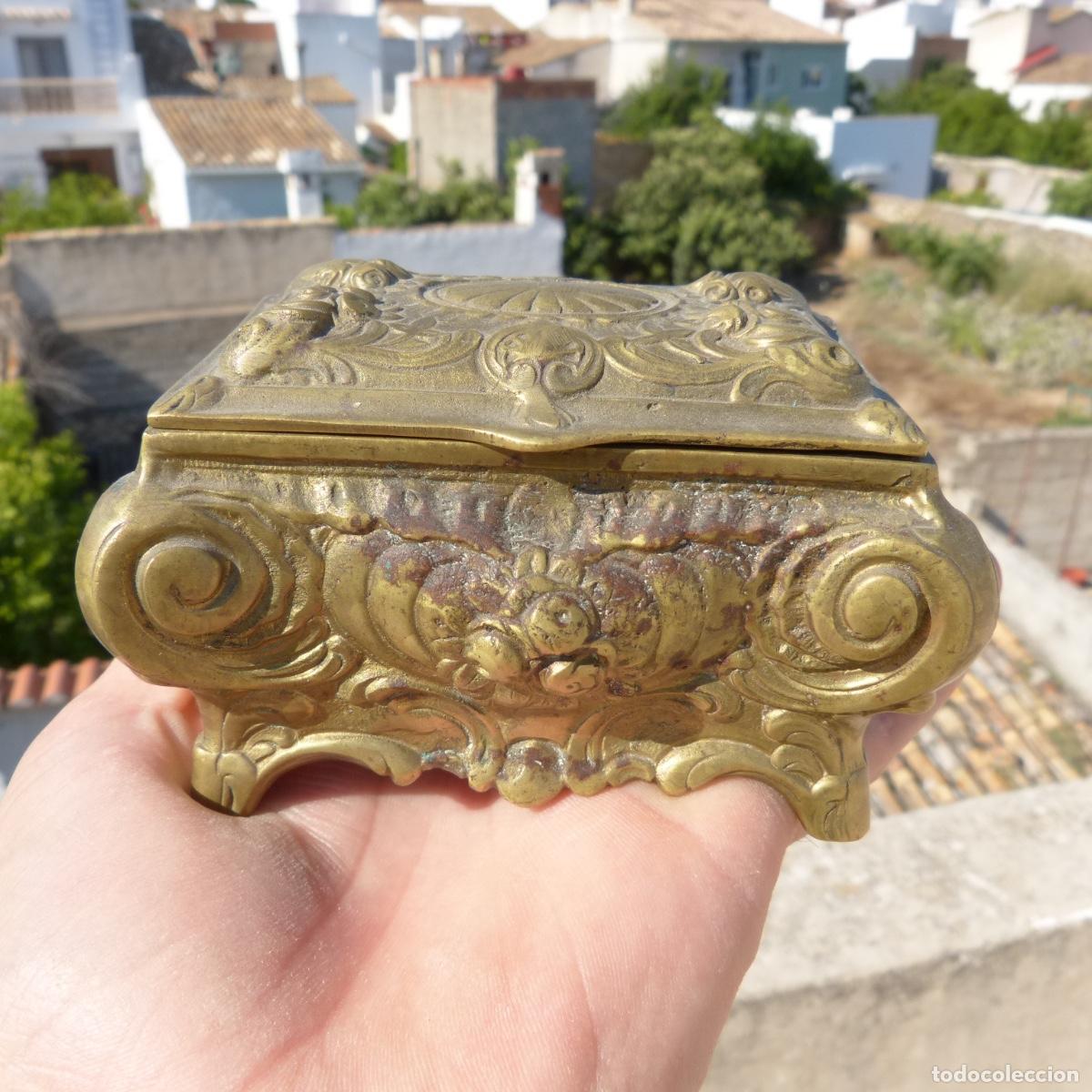 Caixas e caixinhas met&aacute;licas: Antigua cajita de bronce, 589gr.