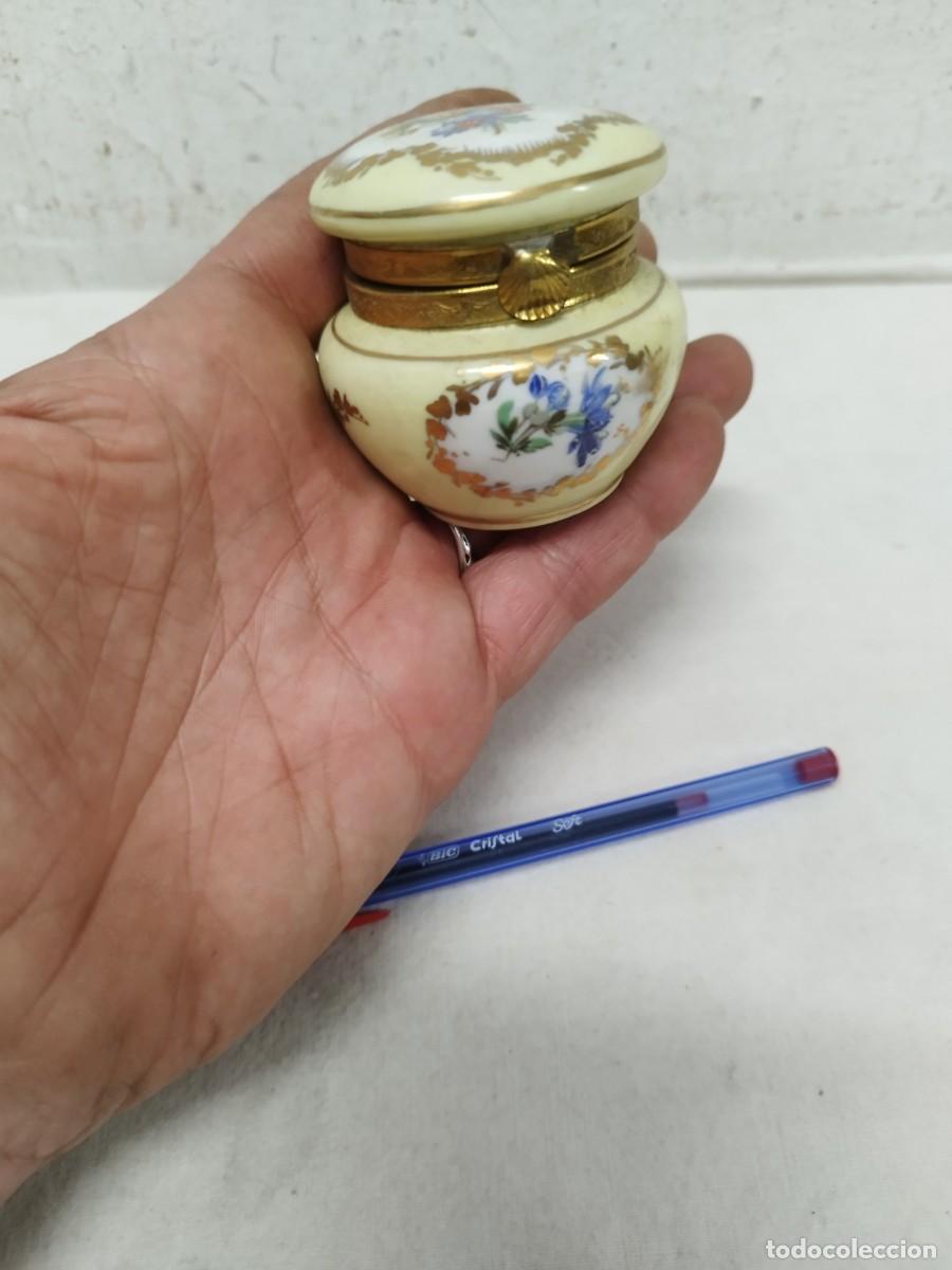 Blechdosen und Kisten: Antigua caja cajita con motivos florales. Con marcaje.