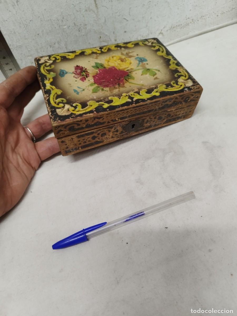 Blechdosen und Kisten: Antigua caja de madera, con espejo en el interior de la tapa, tapadera. Bisagra a restaurar, a&ntilde;os 30