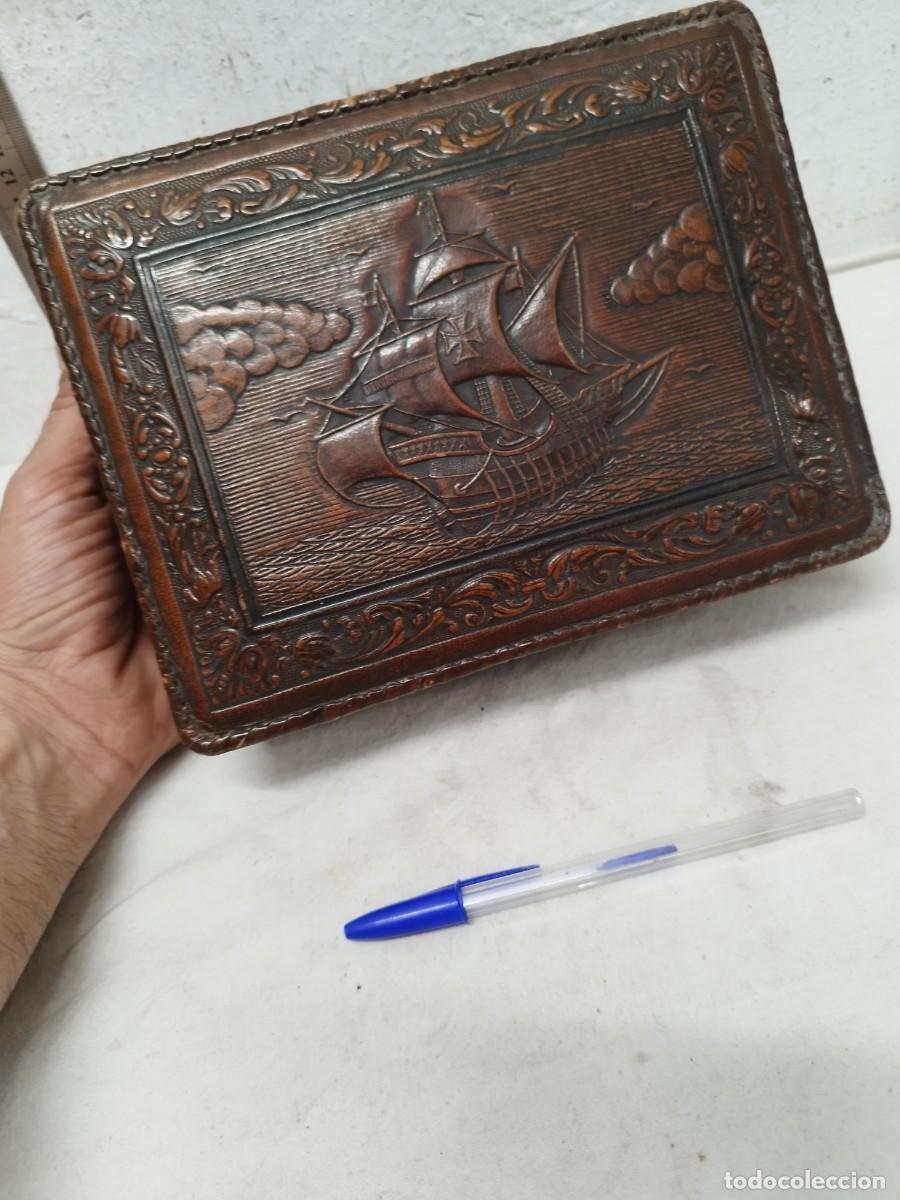 Blechdosen und Kisten: Antigua caja tabaquera de madera y cuero repujado. Con la calavera de colon.