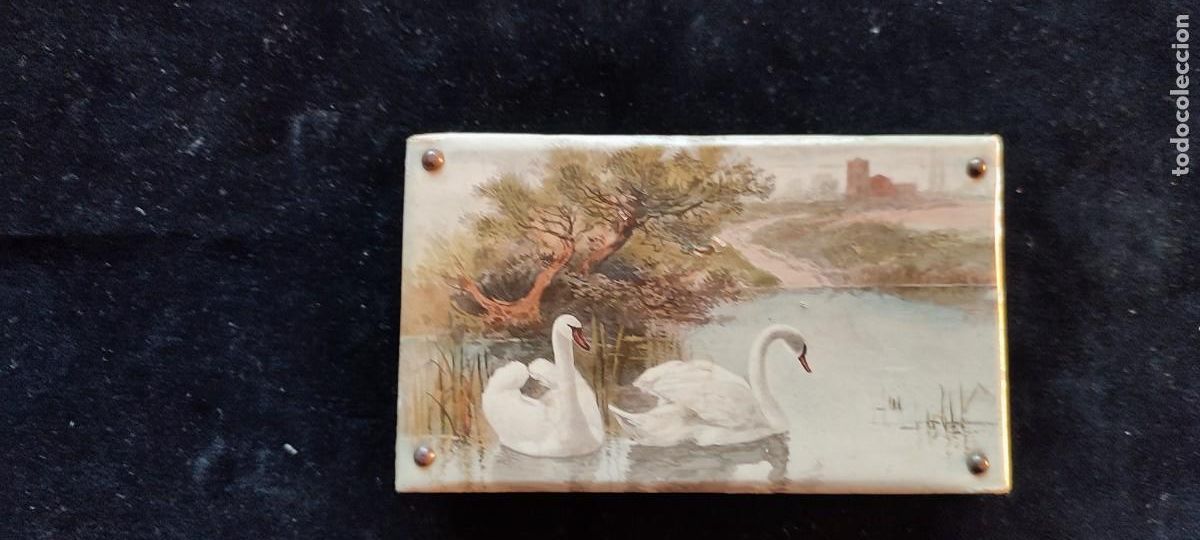 Blechdosen und Kisten: Antigua caja con preciosa pintura de dos cisnes en un estanque con un castillo al fondo