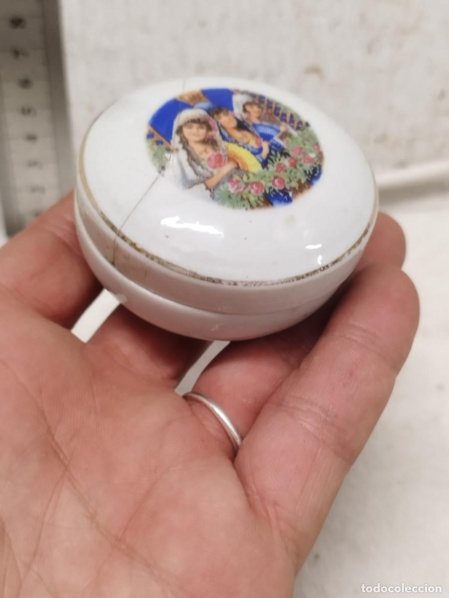 Casse e cassette metalliche: Antigua cajita de porcelana, con tres mujeres con mantillas y peinetas en la tapa, tapadera.
