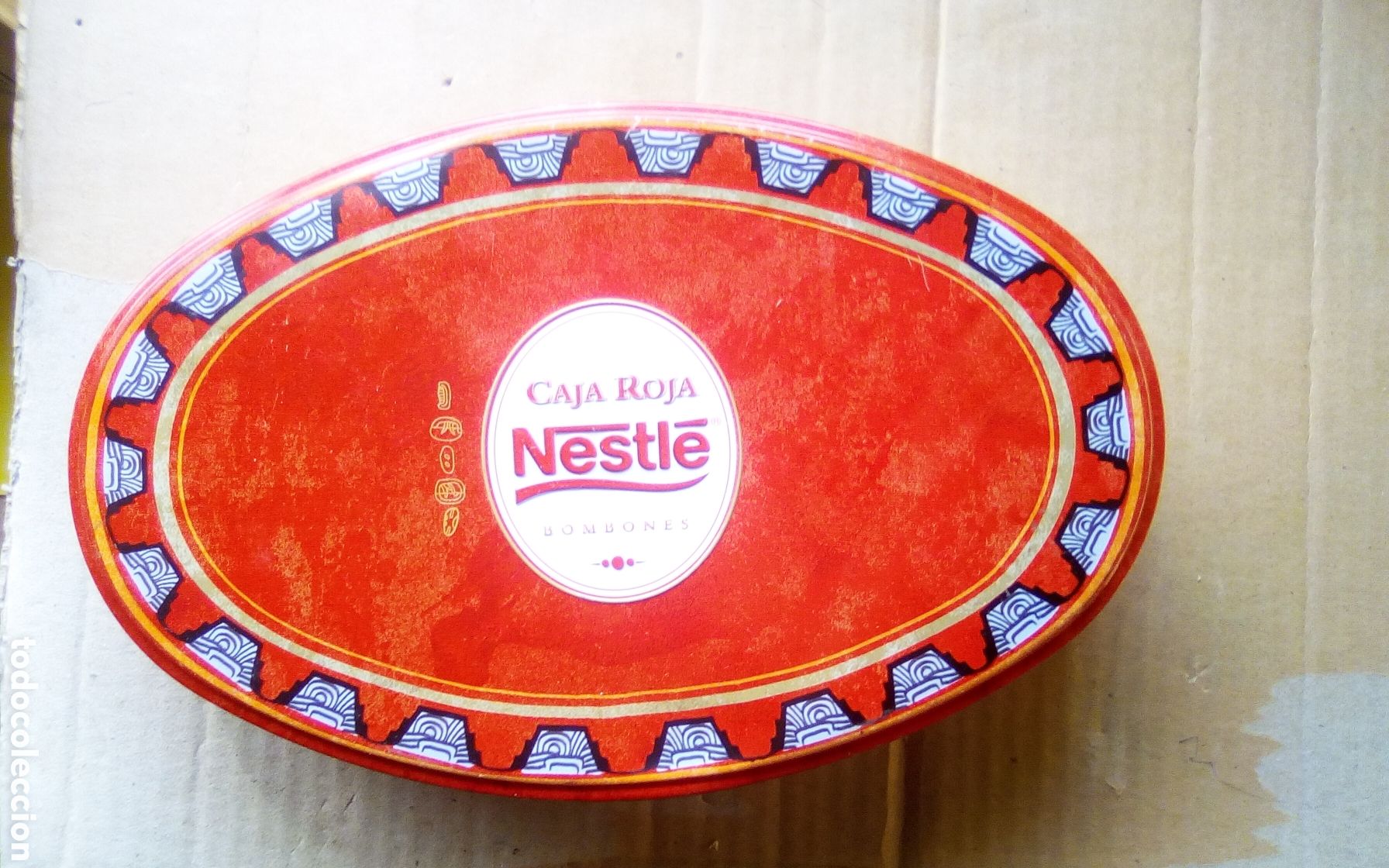 Caixas e caixinhas met&aacute;licas: Caja roja de Nestl&eacute;. Bombones. Colecci&oacute;n arte Maya y Azteca. A&ntilde;o 2003. Mide 23,5*15 cm., vac&iacute;a.