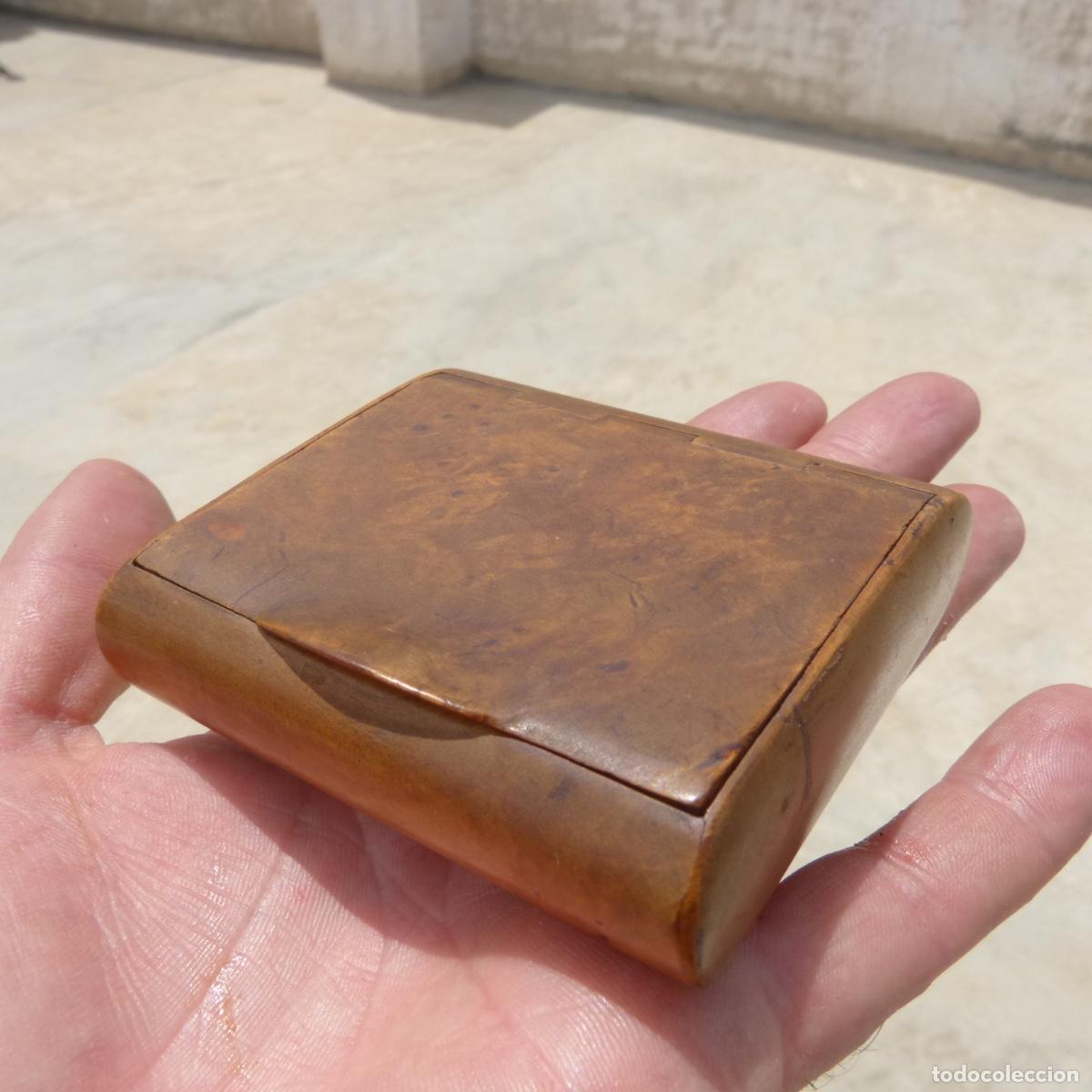 Blechdosen und Kisten: Peque&ntilde;a cajita de madera tallada hecha en dos piezas, para rape o similar, 8x7cm