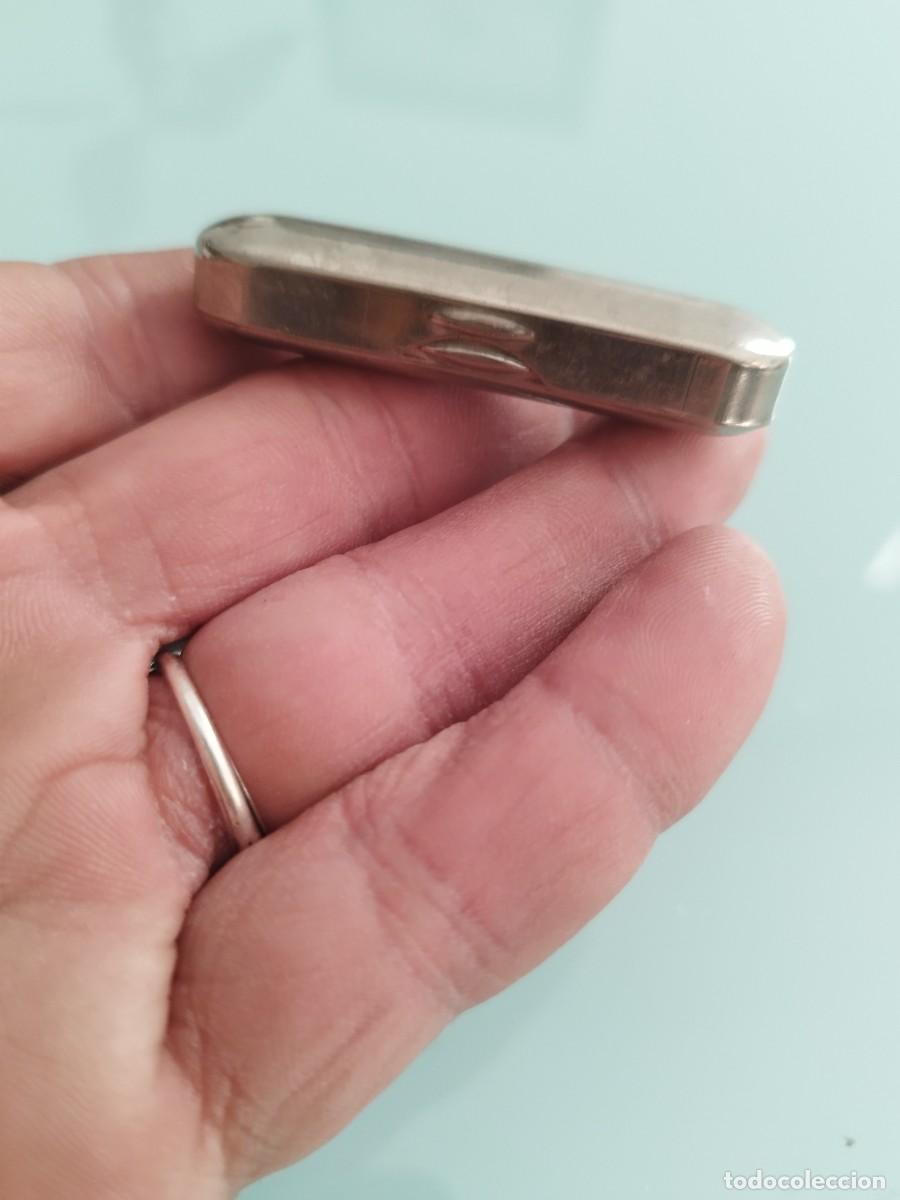 Blechdosen und Kisten: Antigua peque&ntilde;a cajita en miniatura de metal plateado.