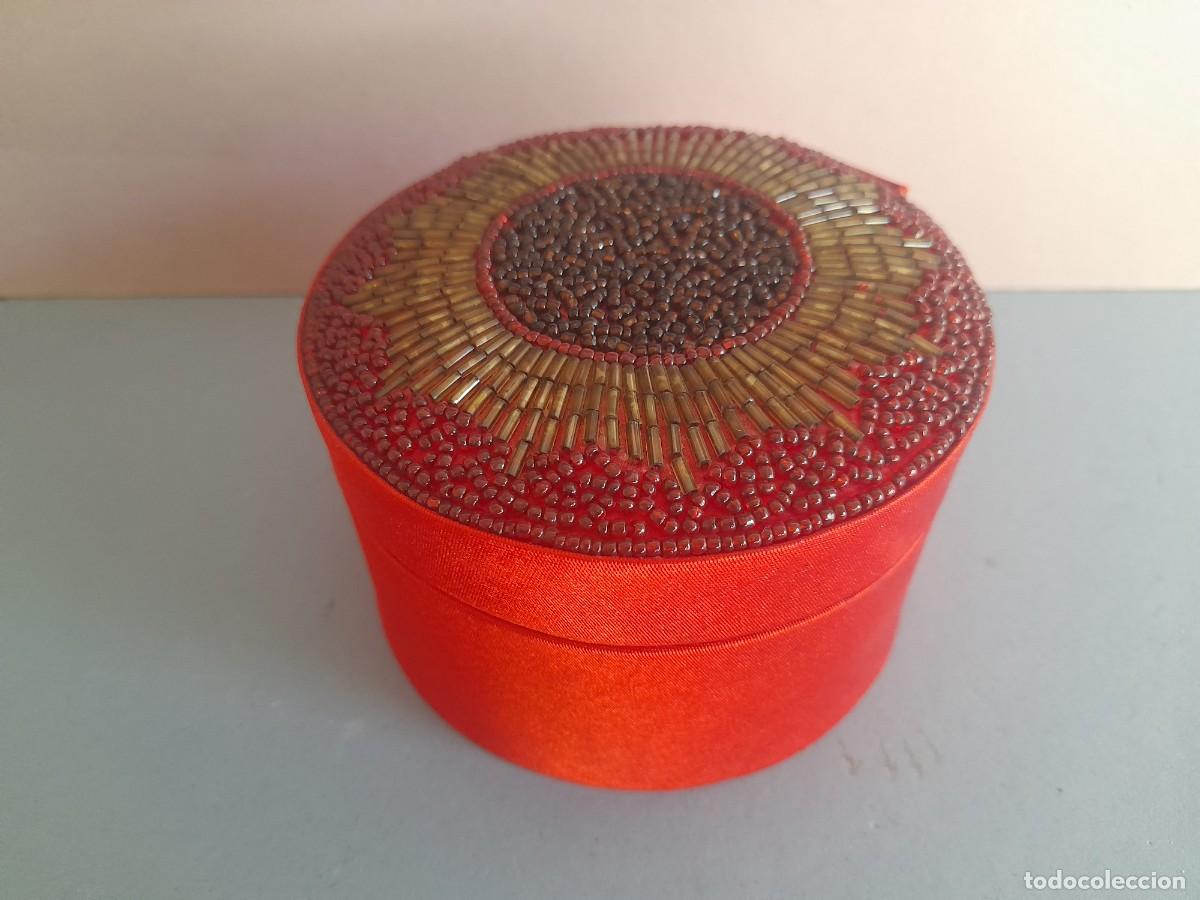 Blechdosen und Kisten: bonita caja redonda con tela satinada y lentejuelas, 10x7cm aprox