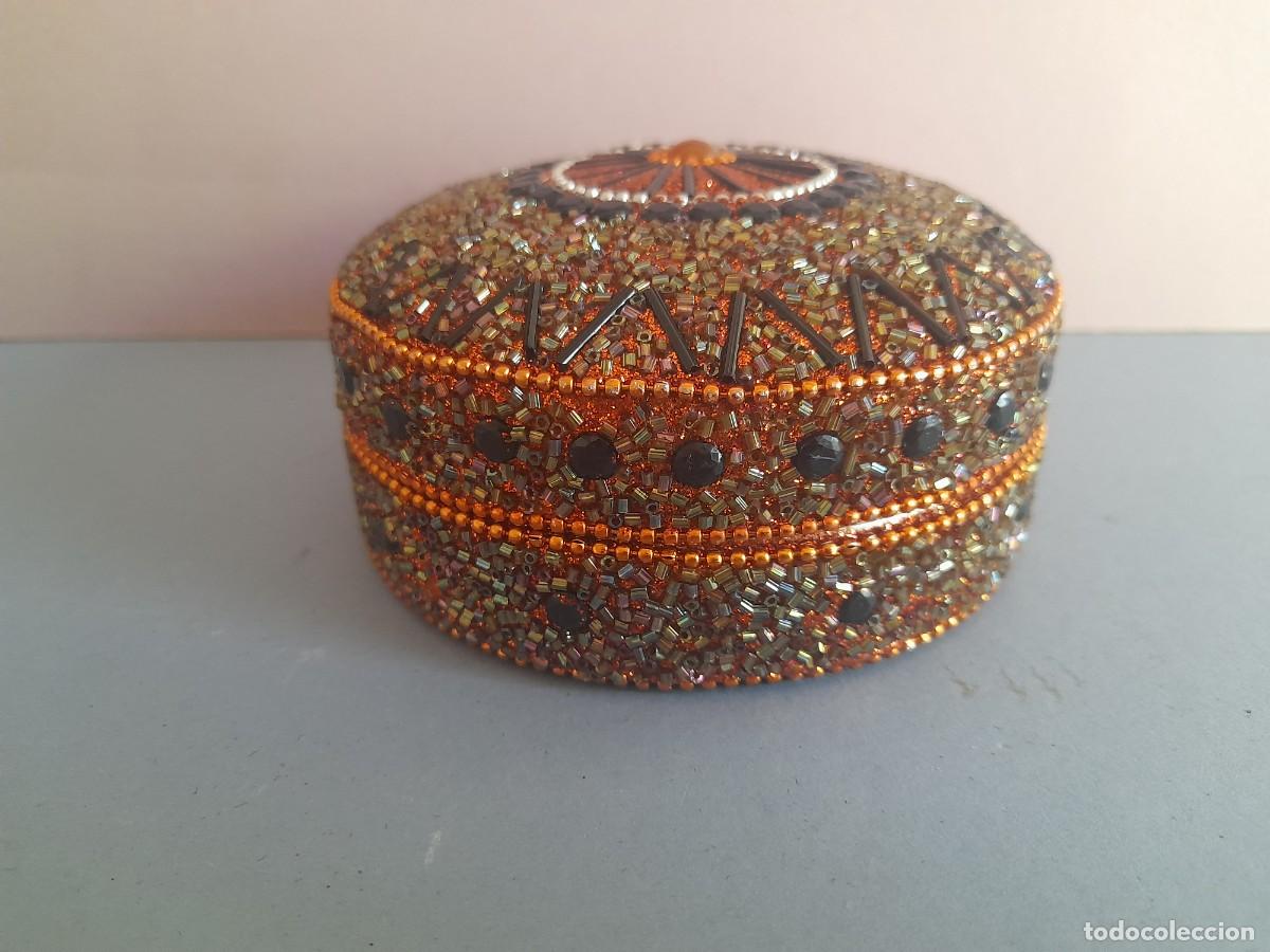 Blechdosen und Kisten: bonita caja redonda con lentejuelas, parece aluminio cubierto de tela, 11x5,5cm aprox