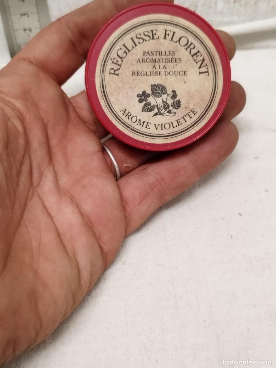 Caixas e caixinhas met&aacute;licas: Antigua caja Reglise Florent, pastillas arom&aacute;ticas. Violette vacia.