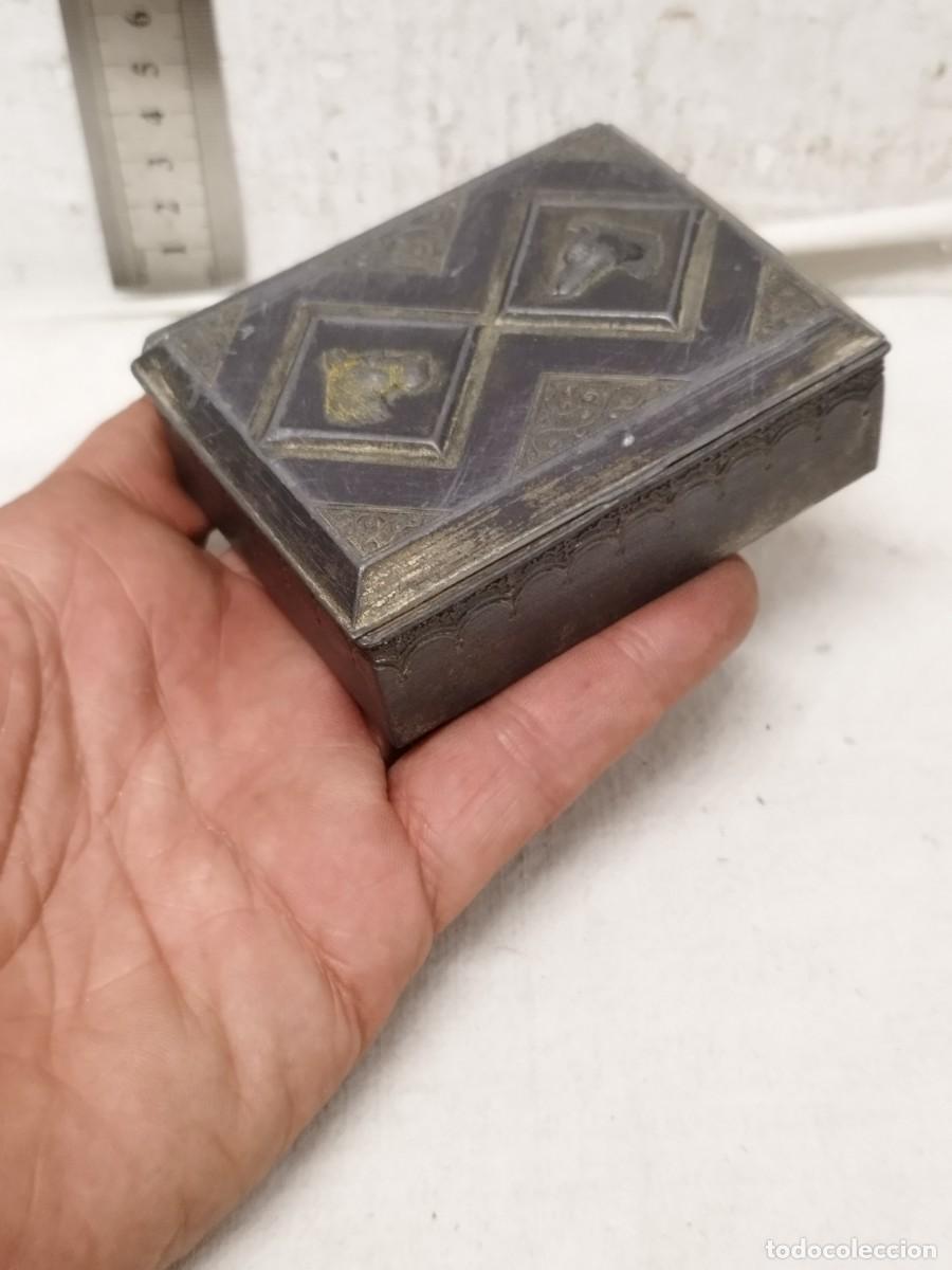 Caixas e caixinhas met&aacute;licas: Antigua caja met&aacute;lica con el interior de madera. Con dos cabezas de perro en la tapadera.