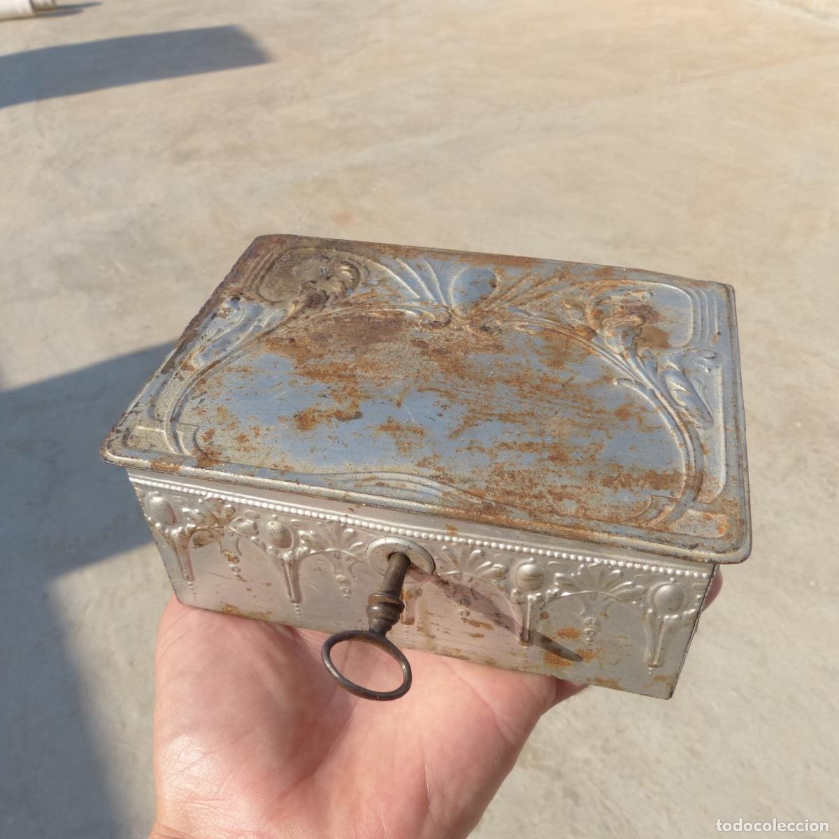Boxes and metal boxes: Antigua cajita de metal con llave, necesita restauraci&oacute;n, 15x11cm, 302gr.