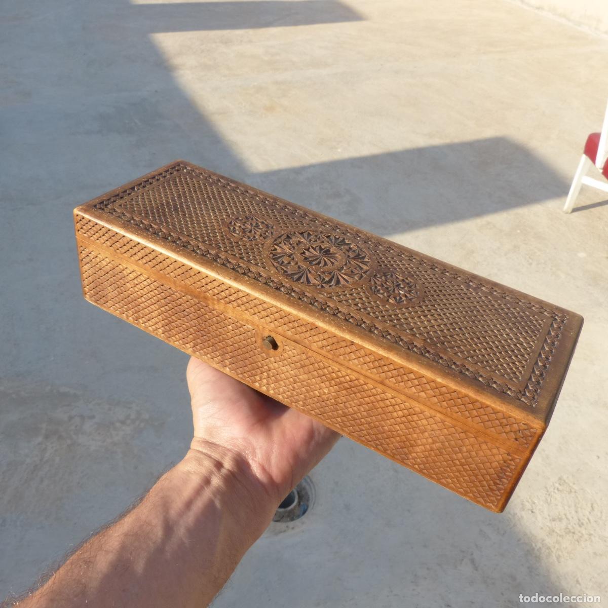 Boxes and metal boxes: Bonita cajita plumier, de madera tallada, 30,5x10,5x7,5cm, 394gr