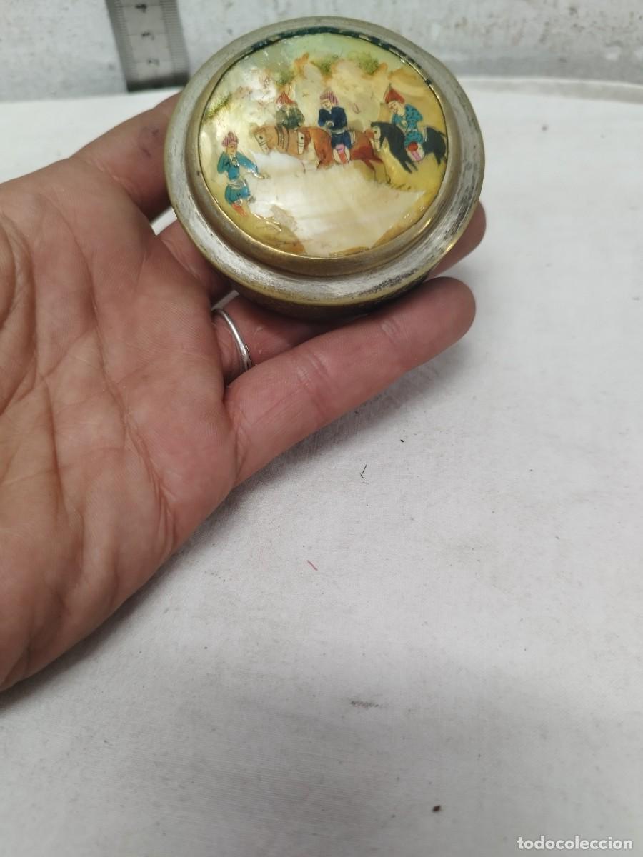 Caixas e caixinhas met&aacute;licas: Antigua caja met&aacute;lica con n&aacute;car en la tapa, con motivos orientales.
