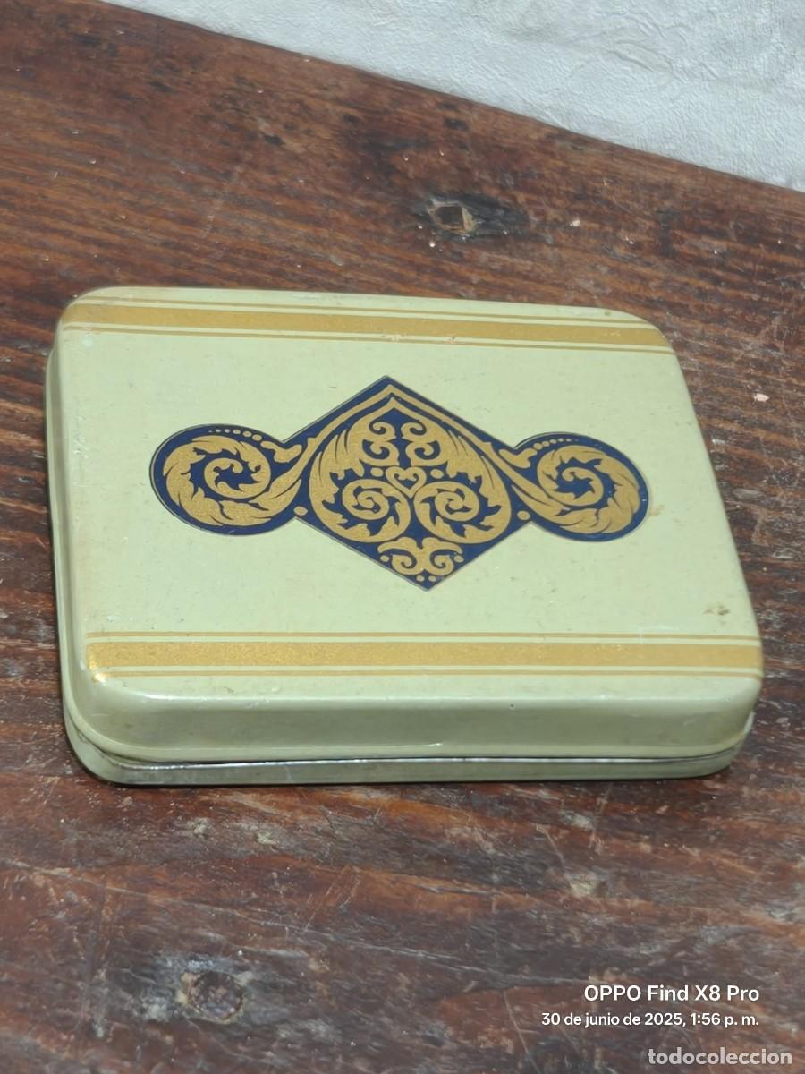 Caixas e caixinhas met&aacute;licas: CAJA DE METAL GALLETAS OLIBET LLENA DE PLUMAS DE METAL 1,5 CMS. ALTO X 8 ANCHO X 7 FONDO