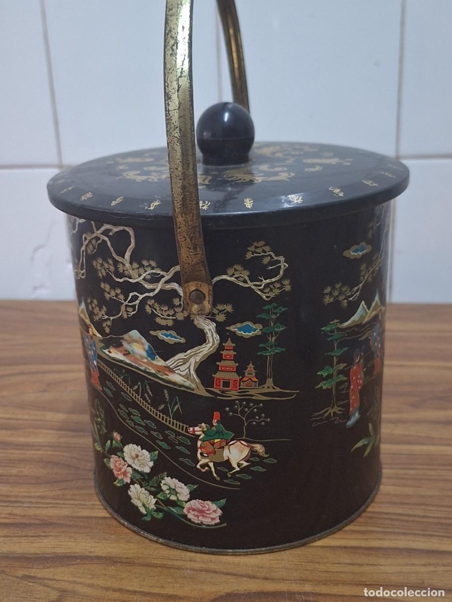 Cajas y cajitas met&aacute;licas: LATA BOMBONERA CON ASA - Foto 2