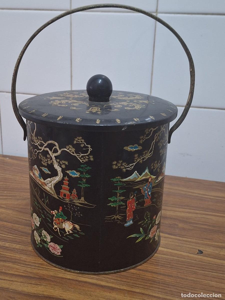 Cajas y cajitas met&aacute;licas: LATA BOMBONERA CON ASA - Foto 3