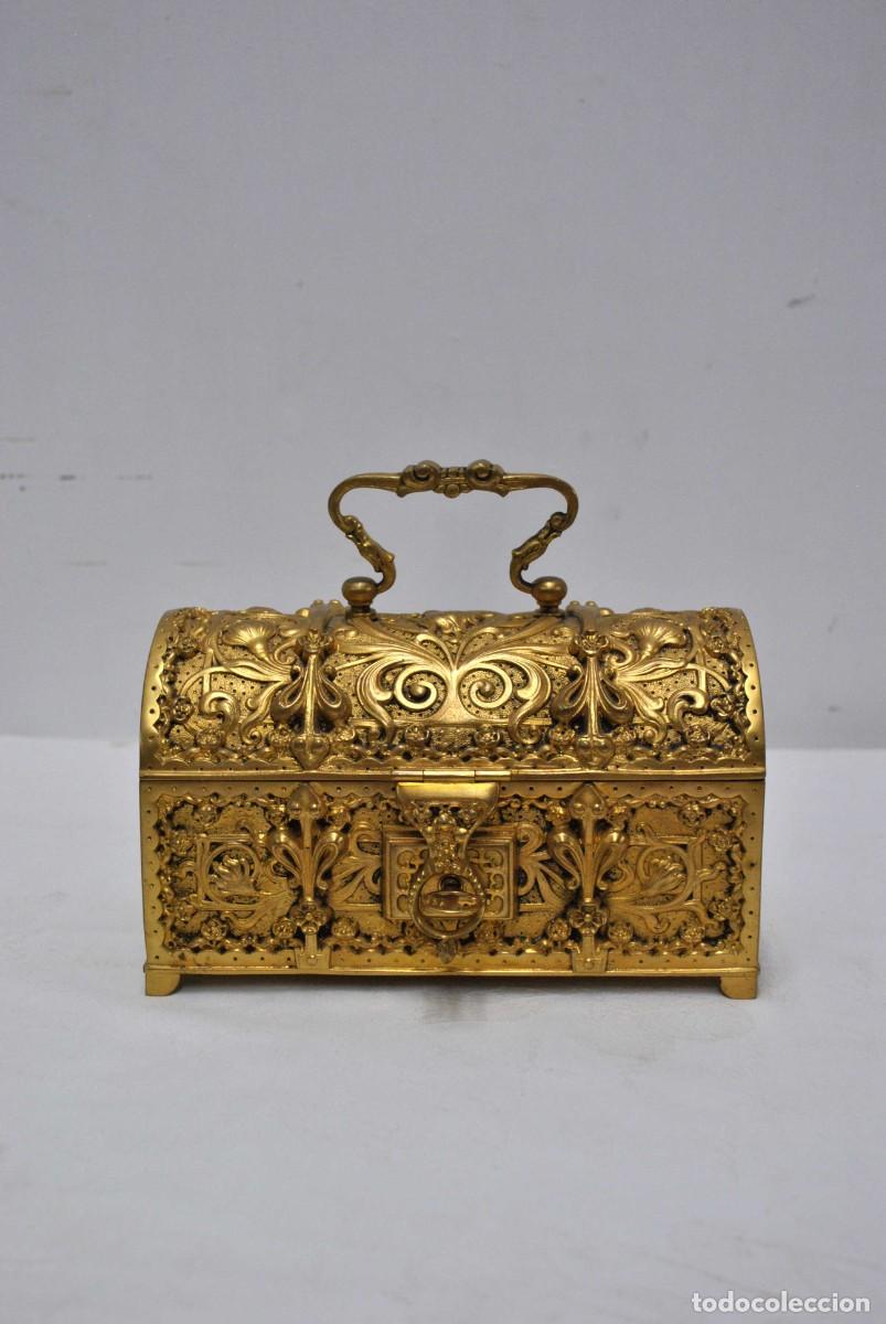 Cajas y cajitas met&aacute;licas: COFRE O JOYERO DE BRONCE AL MERCURIO - Foto 1