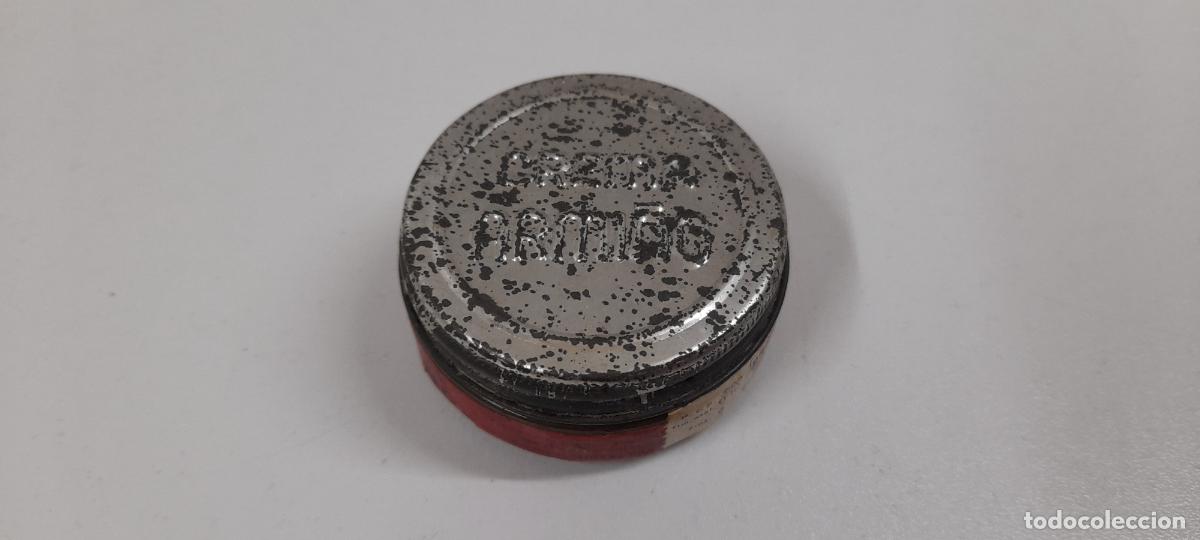 Bo&icirc;tes et petites bo&icirc;tes m&eacute;talliques: ANTIGUA CAJA / LATA DE CREMA PARA CALZADO ARMI&Ntilde;O . INCOLORA . DIAMETRO 5,3 CM