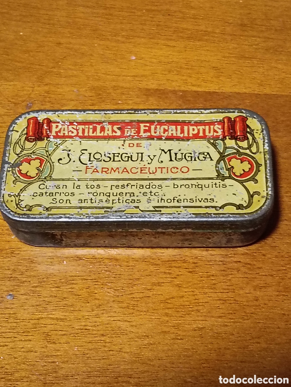 Bo&icirc;tes et petites bo&icirc;tes m&eacute;talliques: Caja met&aacute;lica de pastillas de Eucaliptos de J. Elosegui y Mujica mide 7 x 4 cm. Aprox.