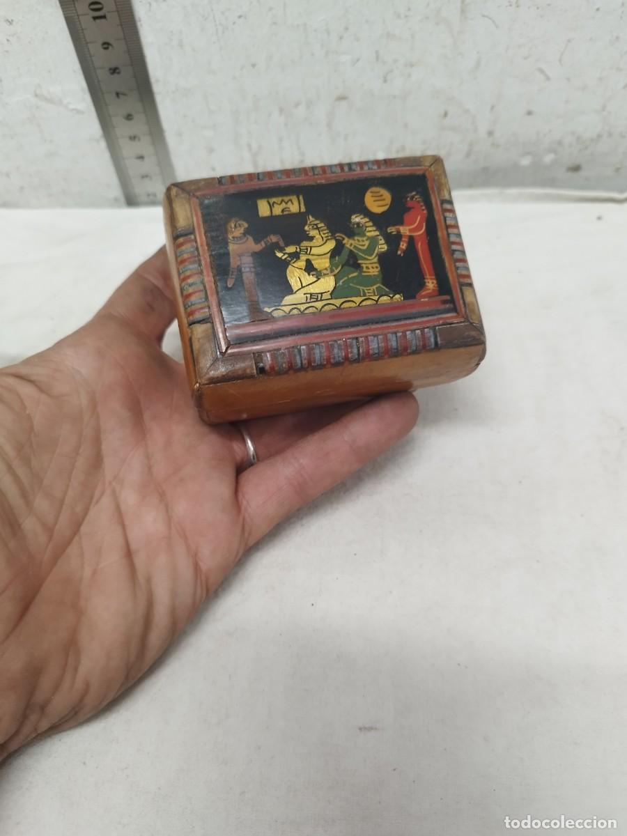 Bo&icirc;tes et petites bo&icirc;tes m&eacute;talliques: Antigua caja de madera con motivos egipcios.