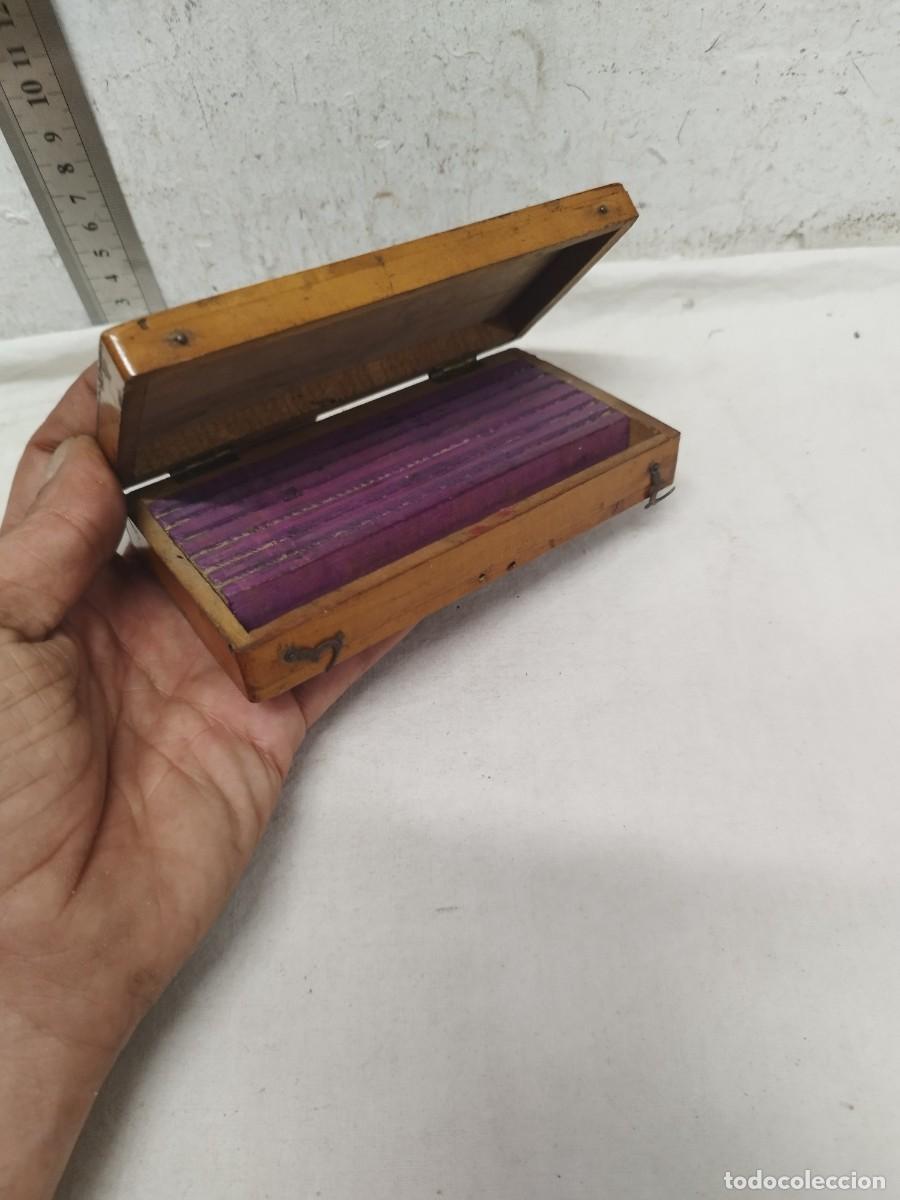 Bo&icirc;tes et petites bo&icirc;tes m&eacute;talliques: Antigua caja de madera a identificar.