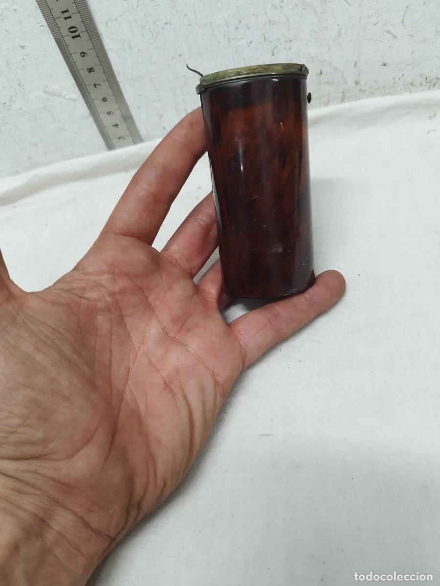 Bo&icirc;tes et petites bo&icirc;tes m&eacute;talliques: Antiguo bote sin tapa de siglo XIX.