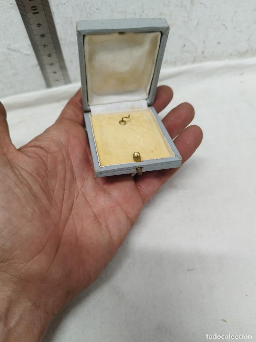 Bo&icirc;tes et petites bo&icirc;tes m&eacute;talliques: Antigua caja de de joyer&iacute;a para medalla o colgante.