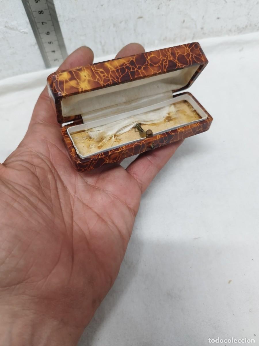 Bo&icirc;tes et petites bo&icirc;tes m&eacute;talliques: Antigua caja de de joyer&iacute;a a restaurar.